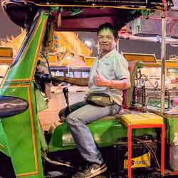 Zwei Personen pro Tuk Tuk - unser Fahrer heisst Mr. Toi und hat uns prima durch die Stadt kutschiert