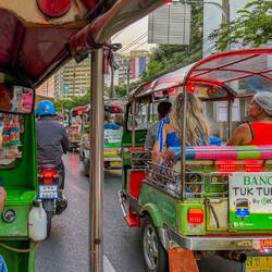 Märkte, Tempel und Essen – Ein Nachttour durch Bangkok mit mehreren Tuk Tuks