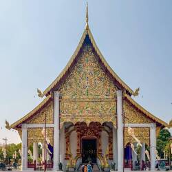 Ebenfalls auf dem Wat Chedi Luang Gelände - eine prächtige Versammlungshalle