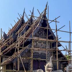 Ein weiterer Tempel, „Wat Phan Tao“ -sein hölzerner Viharn besticht durch wunderschöne Schnitzereien