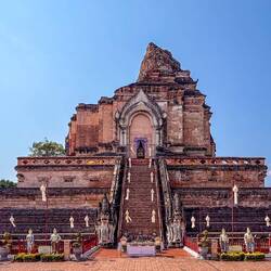 Wat Chedi Luang - die Ruine eines grossen Chedis (thailändische Form des buddhistischen Stupas)