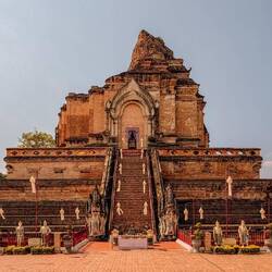 Wat Chedi Luang - die Ruine eines grossen Chedis (thailändische Form des buddhistischen Stupas)