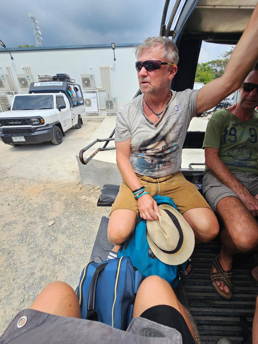 Bitte beachten .... Wir sitzen auf der Klappe