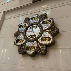 Die Koran Uhr zeigt die Gebetszeiten