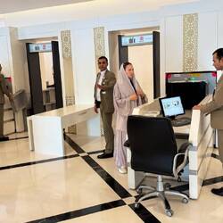 Security Check wie am Flughafen, danach ein Check der Einhaltung der Kleiderordnung