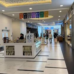 In die Moschee gelangt man durch eine Shopping Mall