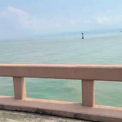 Hier fahren wir von der Fähre zum Busterminal