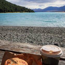 Kiwi Frühstück: Kaffee und Fleischpastete 😅