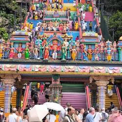 Tor und Treppe zu den Batu-Höhlen