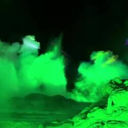 Der Ausbruch des Pöhutu der 1-2 mal in der Stunde ausbricht und bis zu 30 Meter hohe Fontänen sprizt