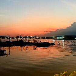 Le coucher du soleil sur le Mékong vu de notre guesthouse 🤗 avec les viviers à poisson ...
