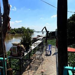Un petit bar local au bord de la rivière 🤩
