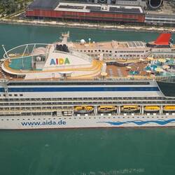 Mit der Seilbahn übers Schiff