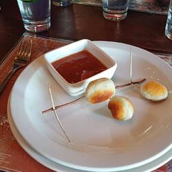 eine originelle Vorspeise,.Maisknödel auf Dornen von Weissdornakazien