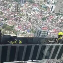 Oben auf dem Petronas Tower kam auf einmal eine Bühne mit Arbeitern vorbei
