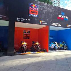 Die Motorräder für den GP stehen bereit