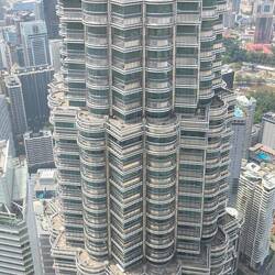 Die typische Fassade der Petronas Tower