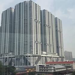 Während der Fahrt immer wieder an großen Wohnkomplexen vorbei