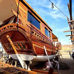 Eine prächtige Dau in der Werft von Sur