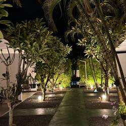 Abends in der Hotelanlage