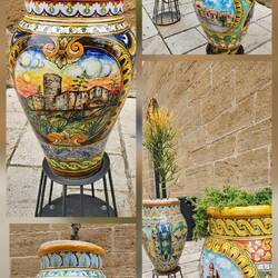 Eine Strasse voller solcher Vasen