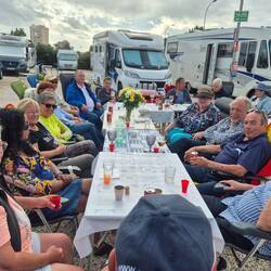 Die Runde ist versammelt und wartet aufs Essen