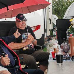 Es fängt an zu tröpfeln, das gefällt ihm gar nicht