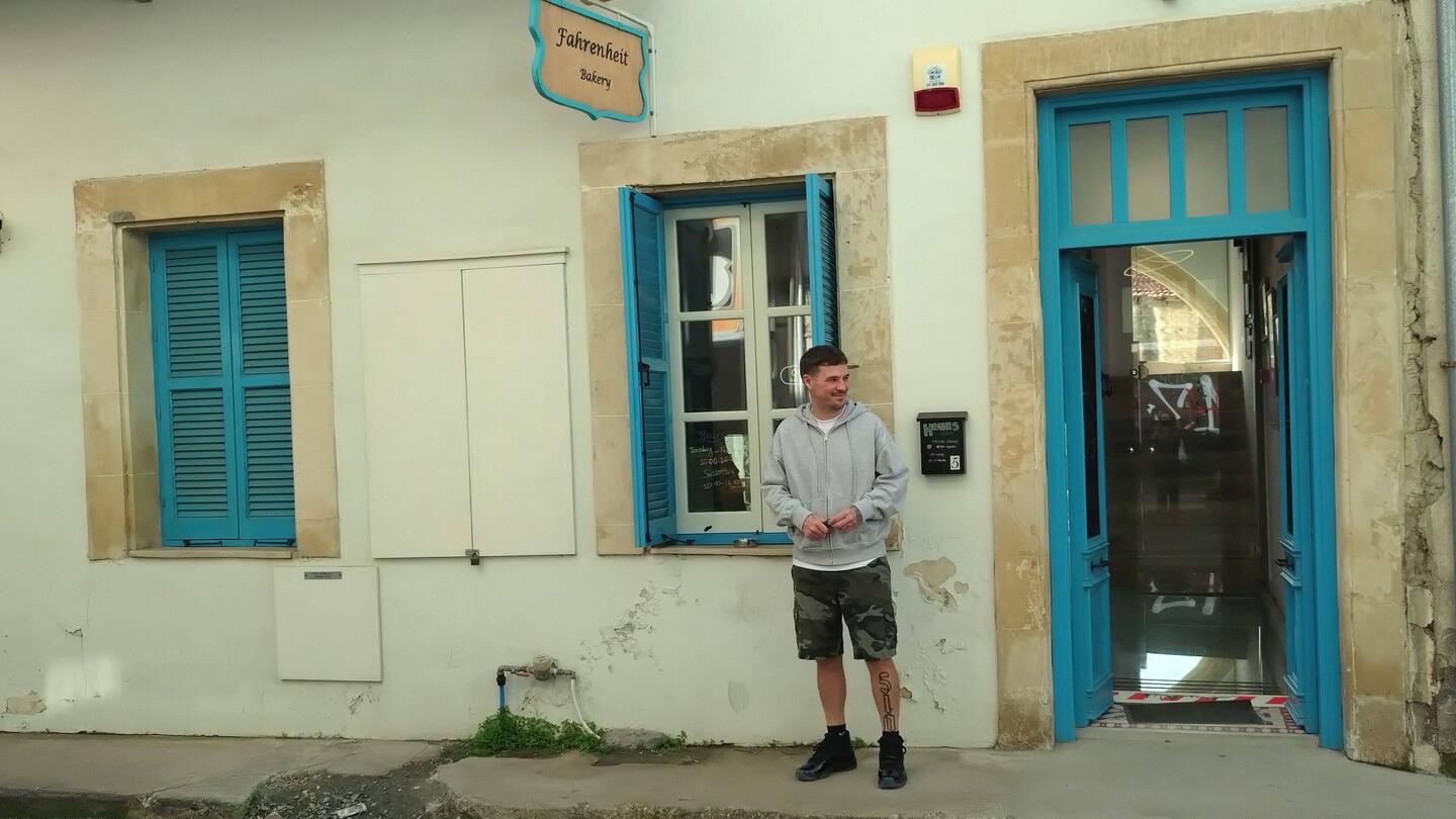 Der Bäcker vor seinem Geschäft Fahrenheit.