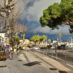 Du soleil sous un ciel menaçant.