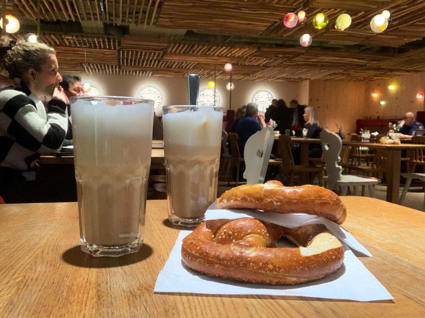 Butterbrezel und Kaffe mit Schweizer Milch 😋