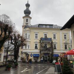 Cafe “Nannerl“ mit dahinterstehender Kirche in St. Gilgen