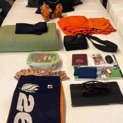 De schoonmaakster legt alles netjes neer