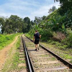 Ganz normal. Der Weg führt hier auf der Bahnstrecke entlang.