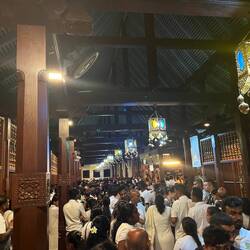 Ein freundliches Gedränge für einen Blick auf Buddhas Zahn in Kandy.