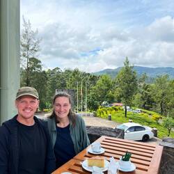 Danach gab's Geburtstagskuchen und natürlich lokalen Black Tea.