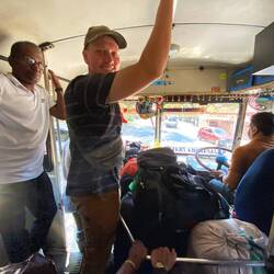 Weiter geht's mit dem Bus. Leider schon etwas voll, deswegen müssen wir stehen.