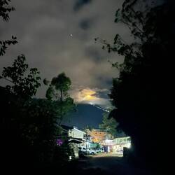 Start in den Geburtstag. Vor uns liegt der erleuchtete Adams Peak.