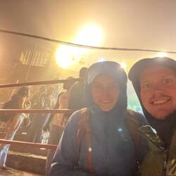 Mit unzähligen Buddhisten haben wir hier eine Stunde auf den Sonnenaufgang gewartet.