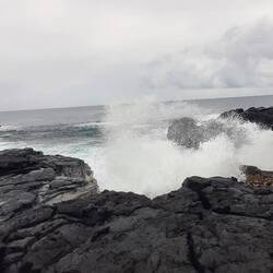 On admire les vagues sur les falaises