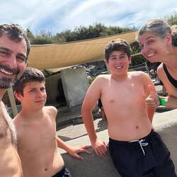 Man sieht Janosch die Motivation deutlich an. Wir alle in unseren geliehenen Badesachen