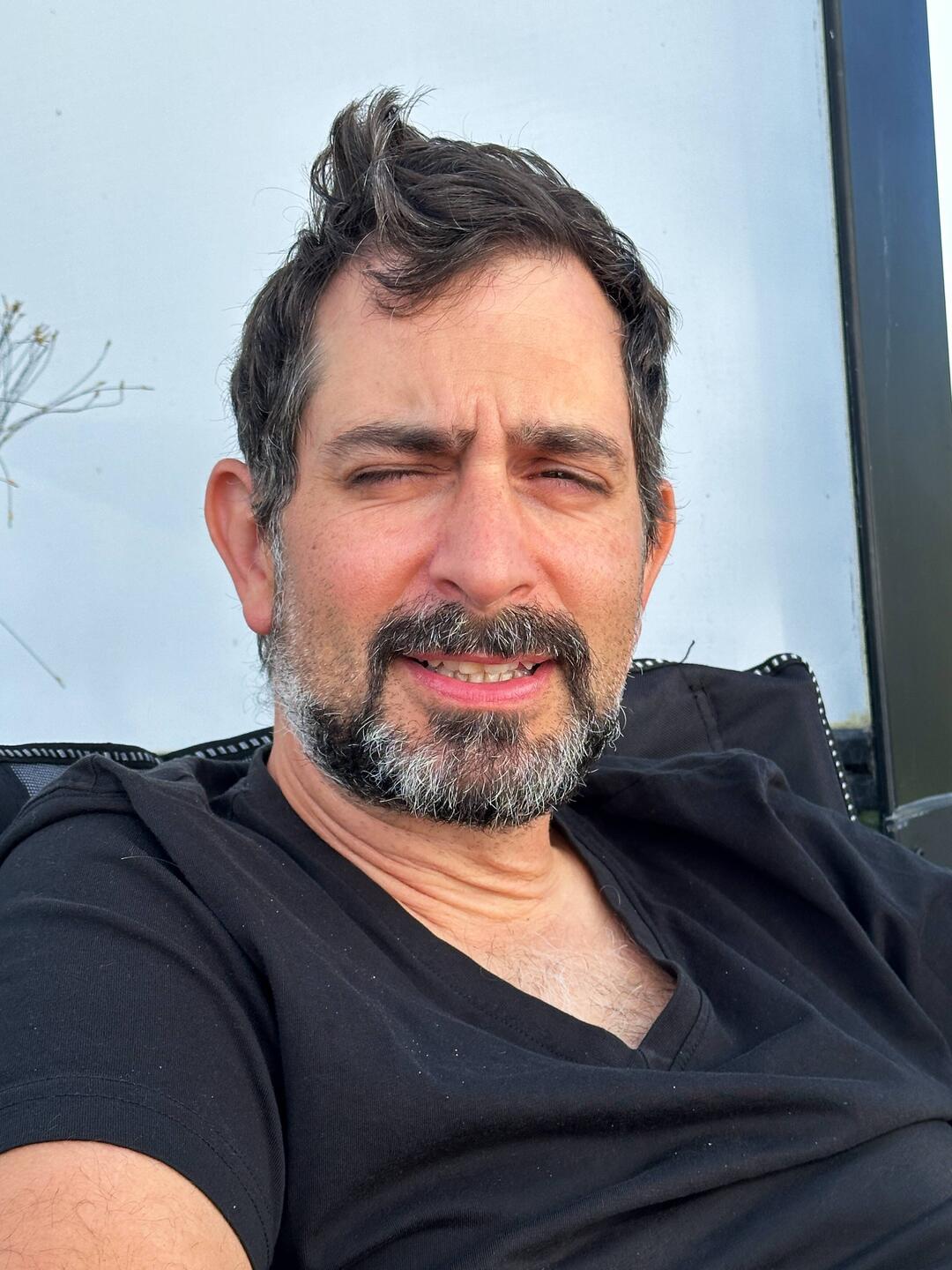 Steht mir gut, die Elvislocke, oder?