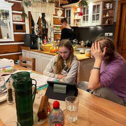 Mina erklärt Olivia Bio