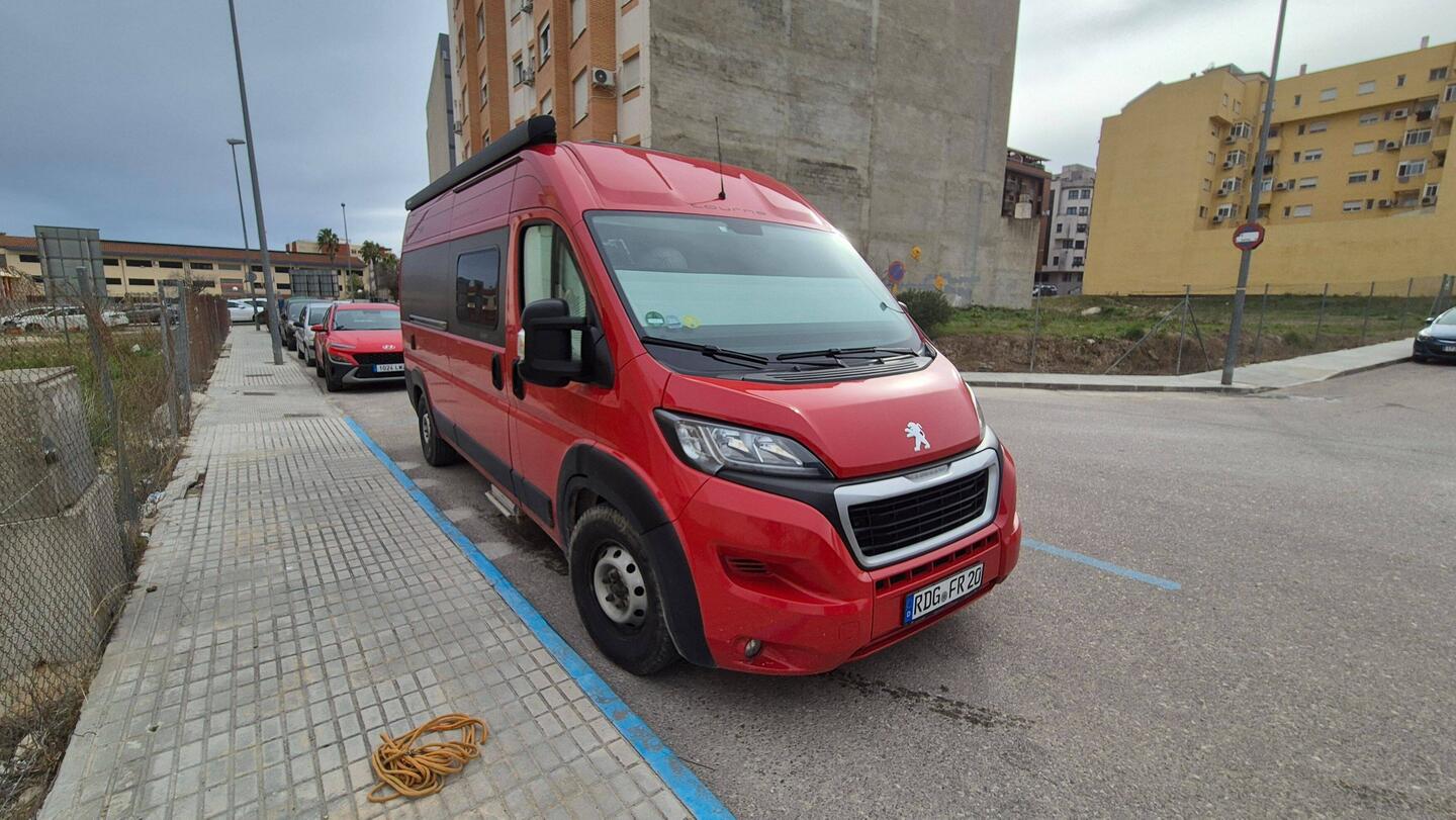 Los geht's 🚶‍♂️🐕‍🦺🚶‍♀️. Wir stehen in einer ruhigen Seitenstraße mit V+E und weiteren 3 Campern