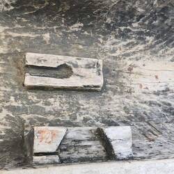 Stelle zum Einstellen des Mastfußes. Gehalten wird der Mast dann durch ein Loch in einer Bank