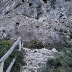 Leni auf dem Weg zu den Höhlen.