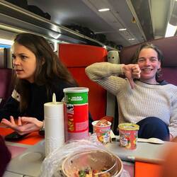 Twee uur lang non-stop fluisterende buren 👎🏼