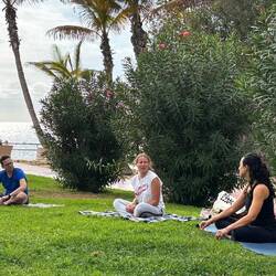 Iryna, weißes Shirt.