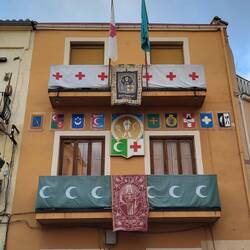 Alles ist für die Festwoche geschmückt.