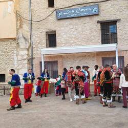 Wir bewundern die bunten Trachten.