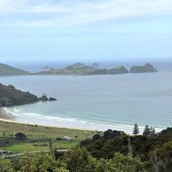 Matauri Bay, offrant une perspective sur la plage et les îles Cavalli 